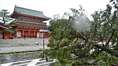 Depois de ter atingido Shikoku, o tufão está agora a percorrer Honshu