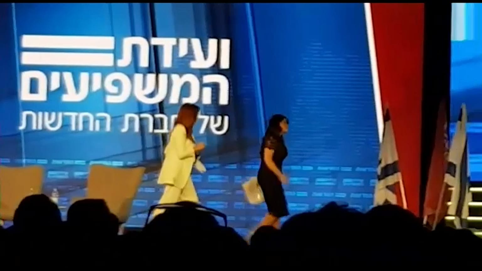 شاهد: مونيكا لوينسكي تغادر المسرح بعد طرح سؤال عن علاقتها بكلينتون 