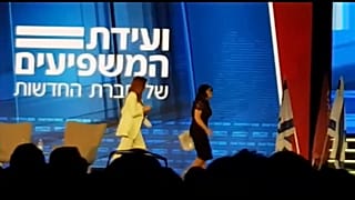 شاهد: مونيكا لوينسكي تغادر المسرح بعد طرح سؤال عن علاقتها بكلينتون 