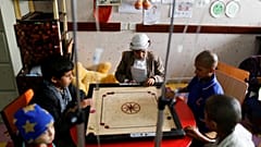 Unos niños jugando mientras reciben quimioterapia