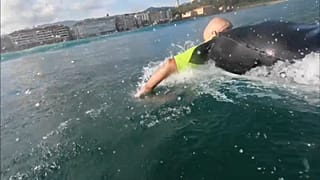 "Gallo", il professore surfista non vedente che insegna sulle onde