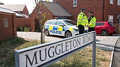 Rendőrök az Amesbury-ben történt mérgezés helyszínén