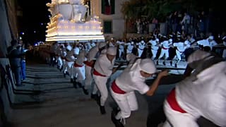 Огромная "Святая Роза" на улицах Витербо