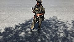 Ein afghanischer Soldat kontrolliert in Kabul.