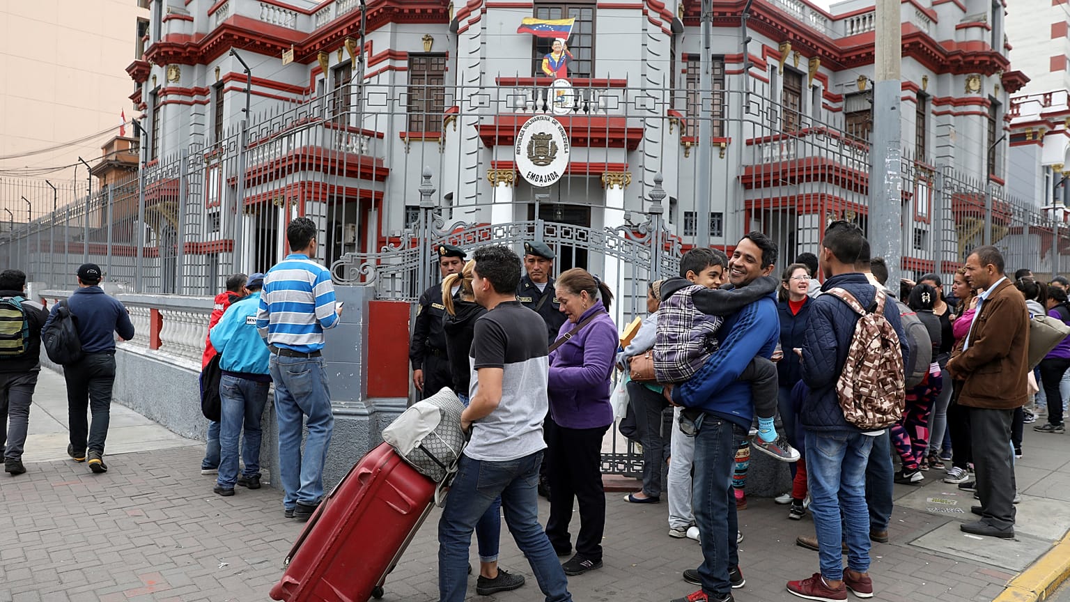 Decenas de venezolanos regresan a casa con el 'puente aéreo' de Maduro