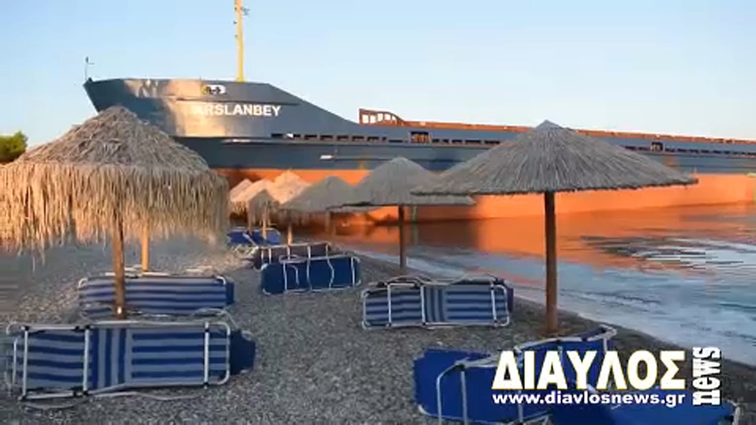 Teherhajó sodródott partra egy görög strandon