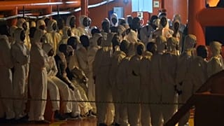 خفر السواحل في اسبانيا ينقذون مهاجرين غير شرعيين