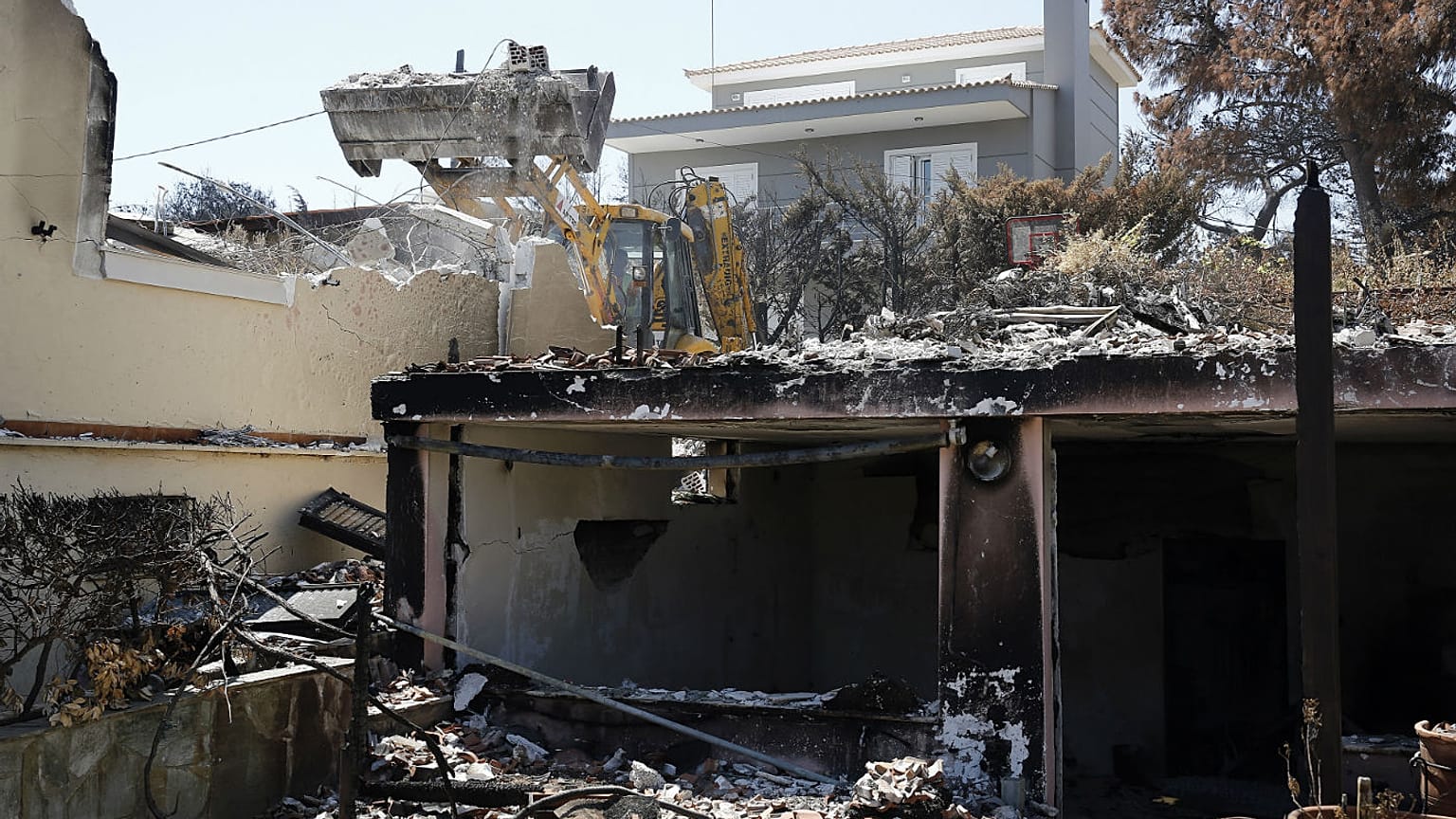 Στη Βουλή η μήνυση κατά Σκουρλέτη και Τόσκα για το Μάτι