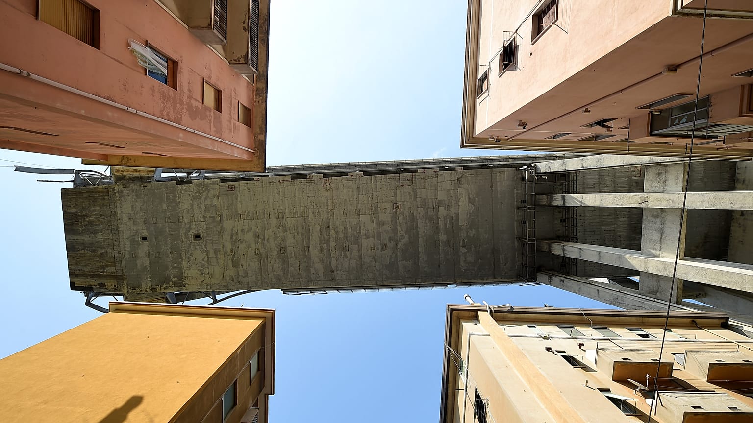 Le viaduc de Gênes vu du dessous