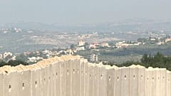 إسرائيل تبني جدارا إسمنتيا جديدا على الحدود مع لبنان للاحتماء من هجمات محتملة لحزب الله 