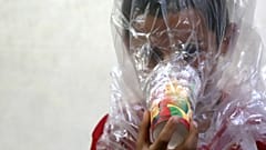 کودکی با ماسک دست ساز در استان ادلب