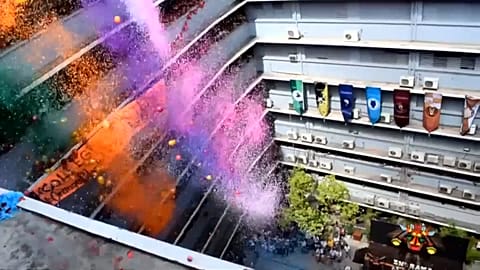 Douche de confettis pour les étudiants philippins