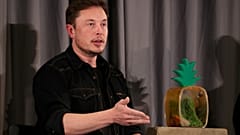 Canlı yayında esrar içen Elon Musk'ın 'gizli bilgilere erişimi iptal edilebilir'