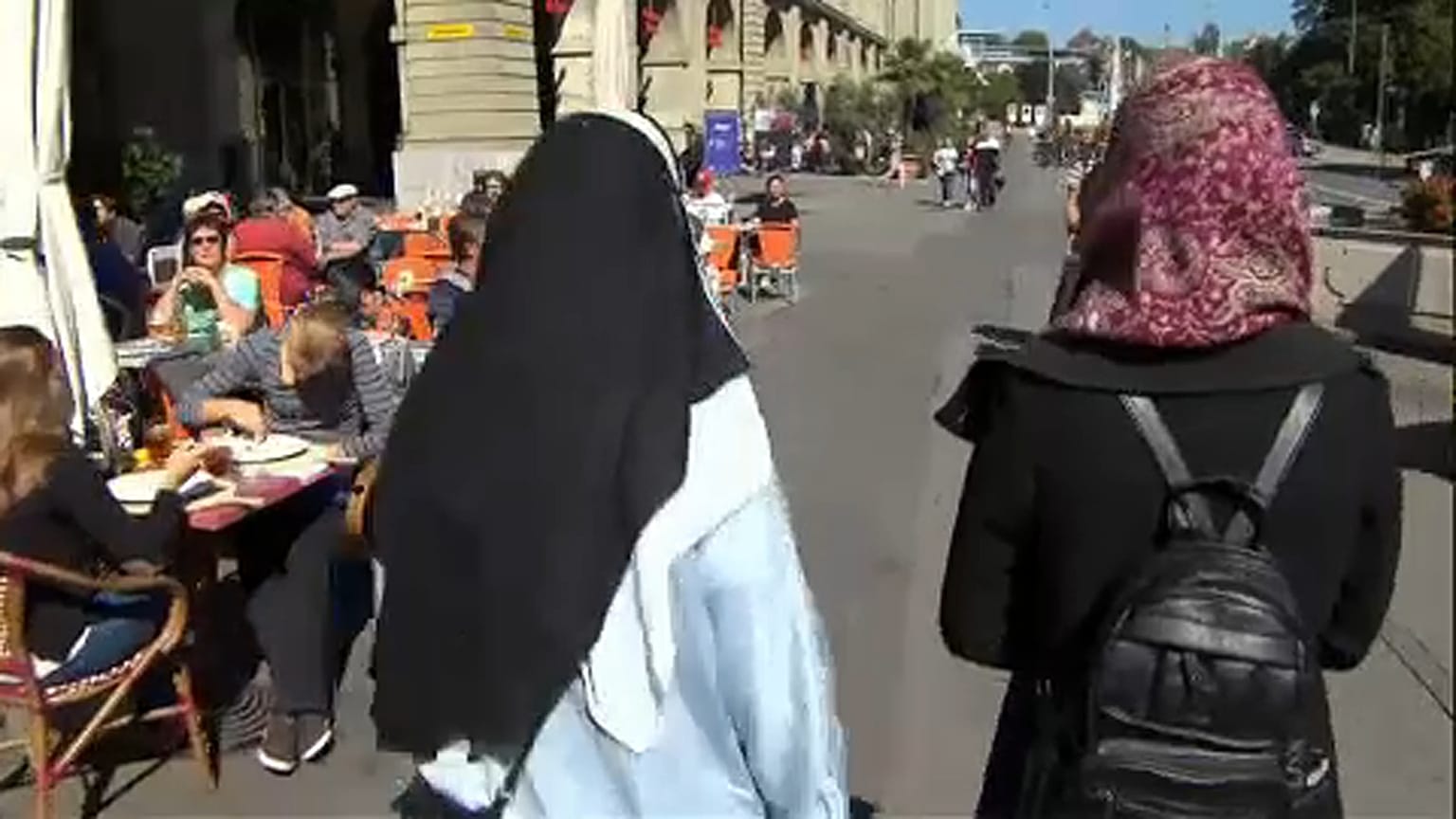 Nem lesz tilos a fejkendő a svájci iskolákban