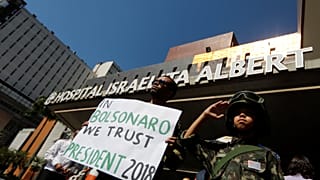 Apoiantes de Bolsonaro junto ao hospital onde o candidato foi internado