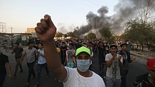 Irak: Protestocular Basra'da İran Başkonsolosluğunu ateşe verdi 