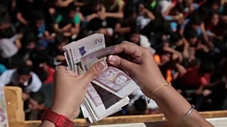 شاهد: مئات الأطفال في البارغواي يتدافعون لالتقاط نقود متطايرة والسبب..