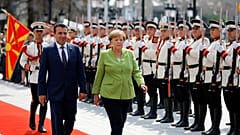 Angela Merkel a Skopje con il premier macedone Zoran Zaev