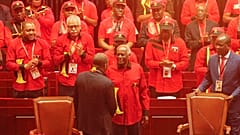 José Eduardo dos Santos cumprimenta João Lourenço no Congresso do MPLA