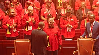 José Eduardo dos Santos cumprimenta João Lourenço no Congresso do MPLA