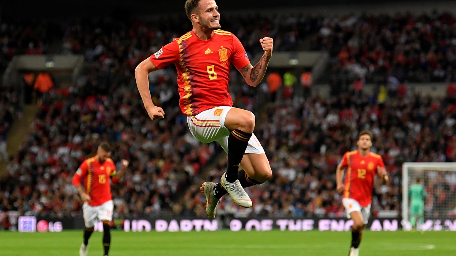 Saúl celebra su gol