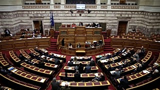 Στη Βουλή οι ρατσιστικές επιθέσεις εναντίον μεταναστών