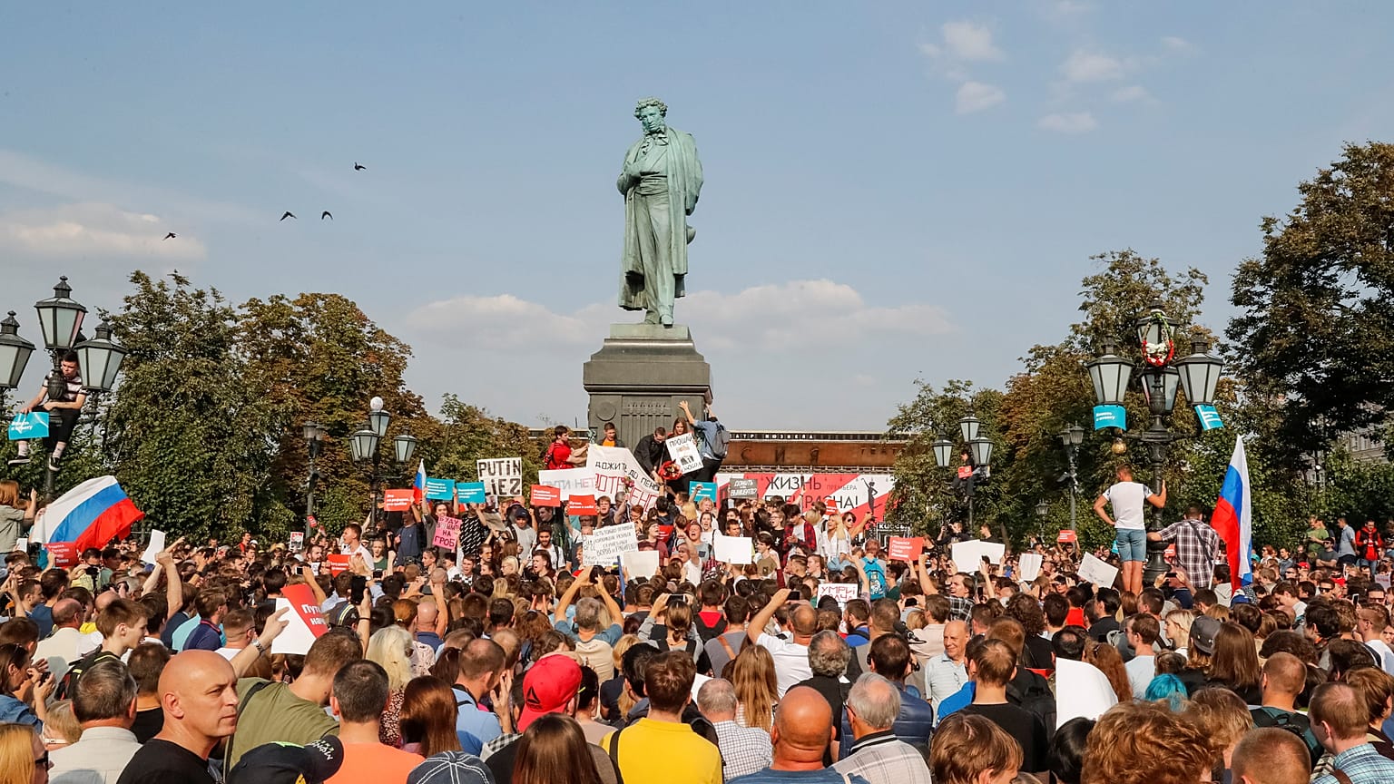 More than 800 people detained in nationwide protests in Russia