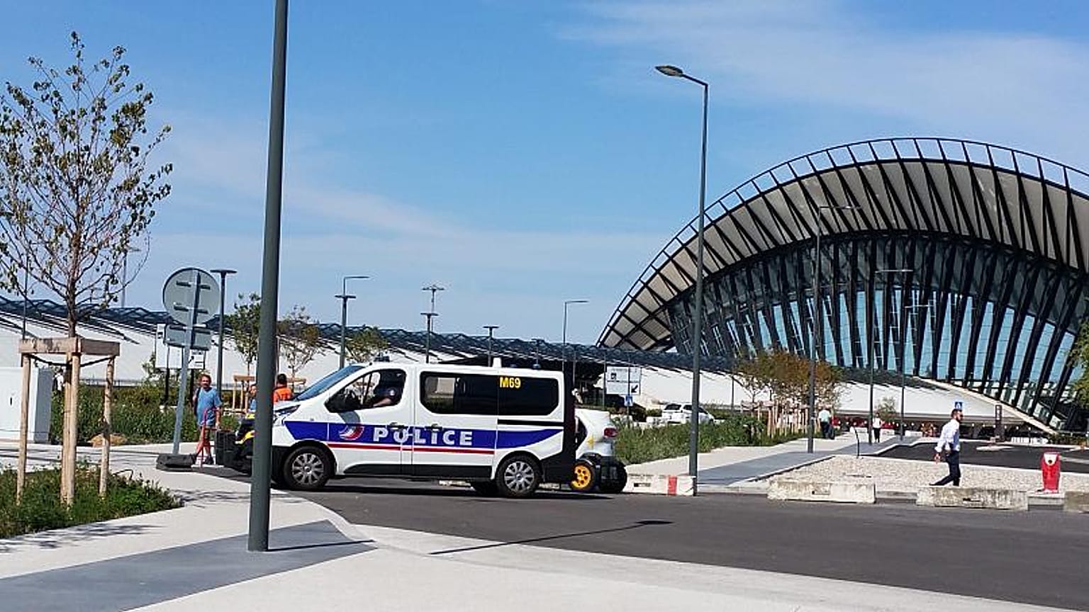 VİDEO - Lyon Havalimanı'nda piste giren aracın sürücüsü tutuklandı