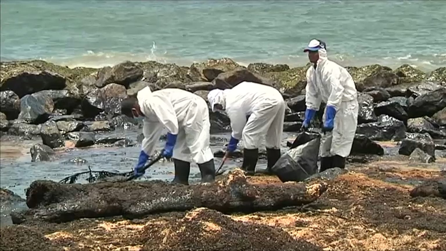 Cientos de personas intentan limpiar la costa de Sri Lanka