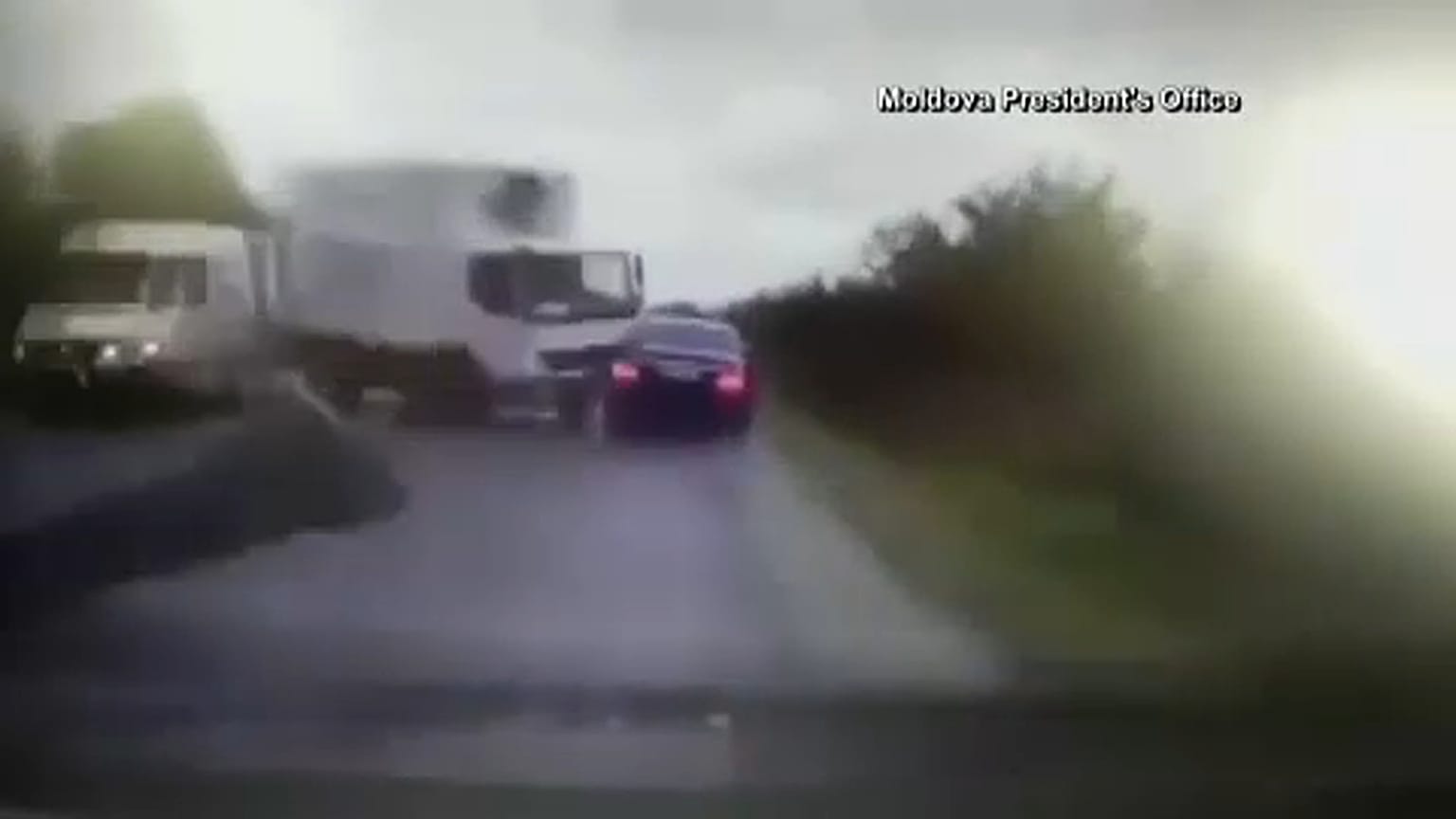 شاهد: رئيس جمهورية مولدوفا ينجو من "شاحنة طائشة" 