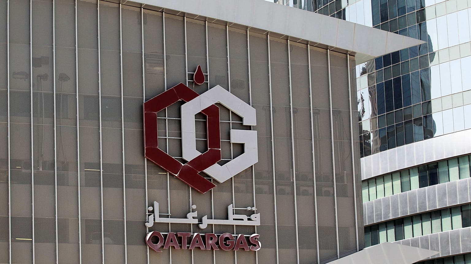شعار شركة قطر غاز على مقر الشركة في العاصمة القطرية، الدوحة. 