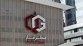 شعار شركة قطر غاز على مقر الشركة في العاصمة القطرية، الدوحة.