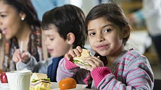 بیش از یک چهارم فرانسوی‌ها پول کافی برای خوردن میوه و سبزیجات تازه ندارند