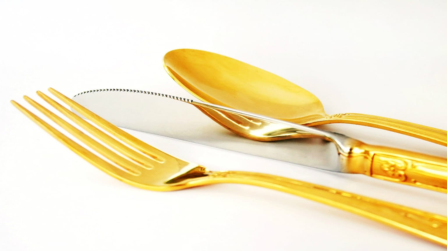غذا خوردن دزدان هندی در ظرف طلای جواهرنشان