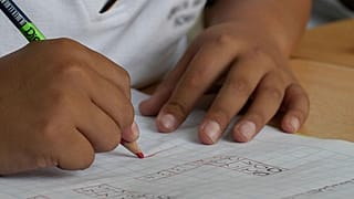 "العصا لمن عصا".. مدرسة أمريكية تريد تأديب طلابها " بضربهم"