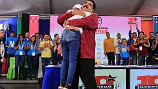 Maduro dice que los venezolanos emigran "llenos de dólares"