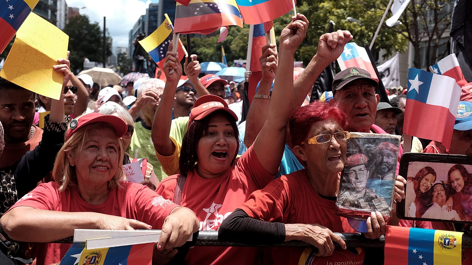 Venezuelanos nas ruas em apoio a Nicolás Maduro 