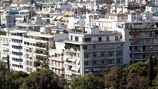 ΕΝΦΙΑ: Τα σενάρια μείωσης της κυβέρνησης σε δύο φάσεις (πίνακες)
