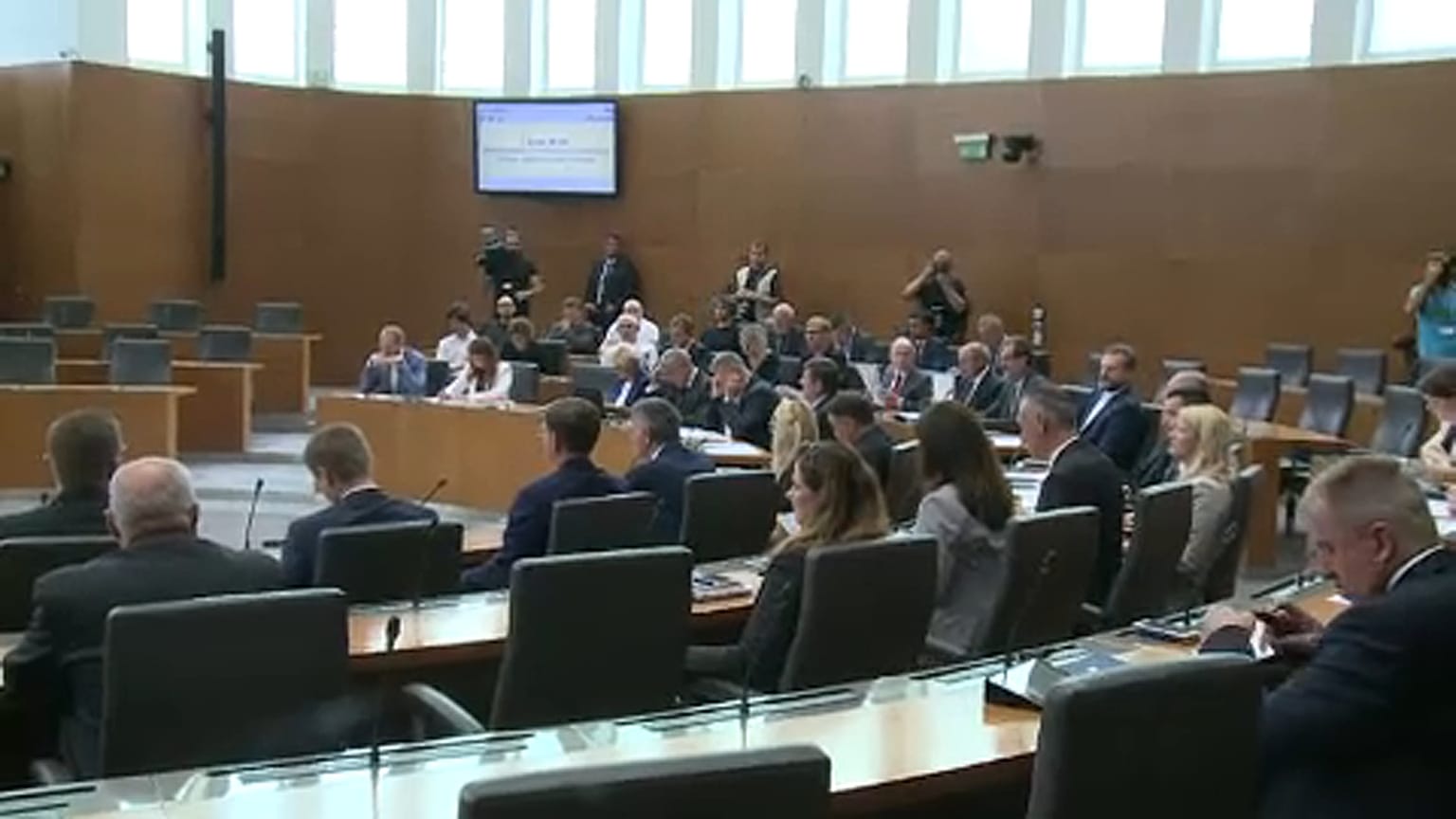 Bizalmat kapott a kisebbségi koalíciós kormány Szlovéniában
