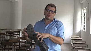 حذاء أستاذ جامعي يتحول إلى رمز للفاقة في فنزويلا