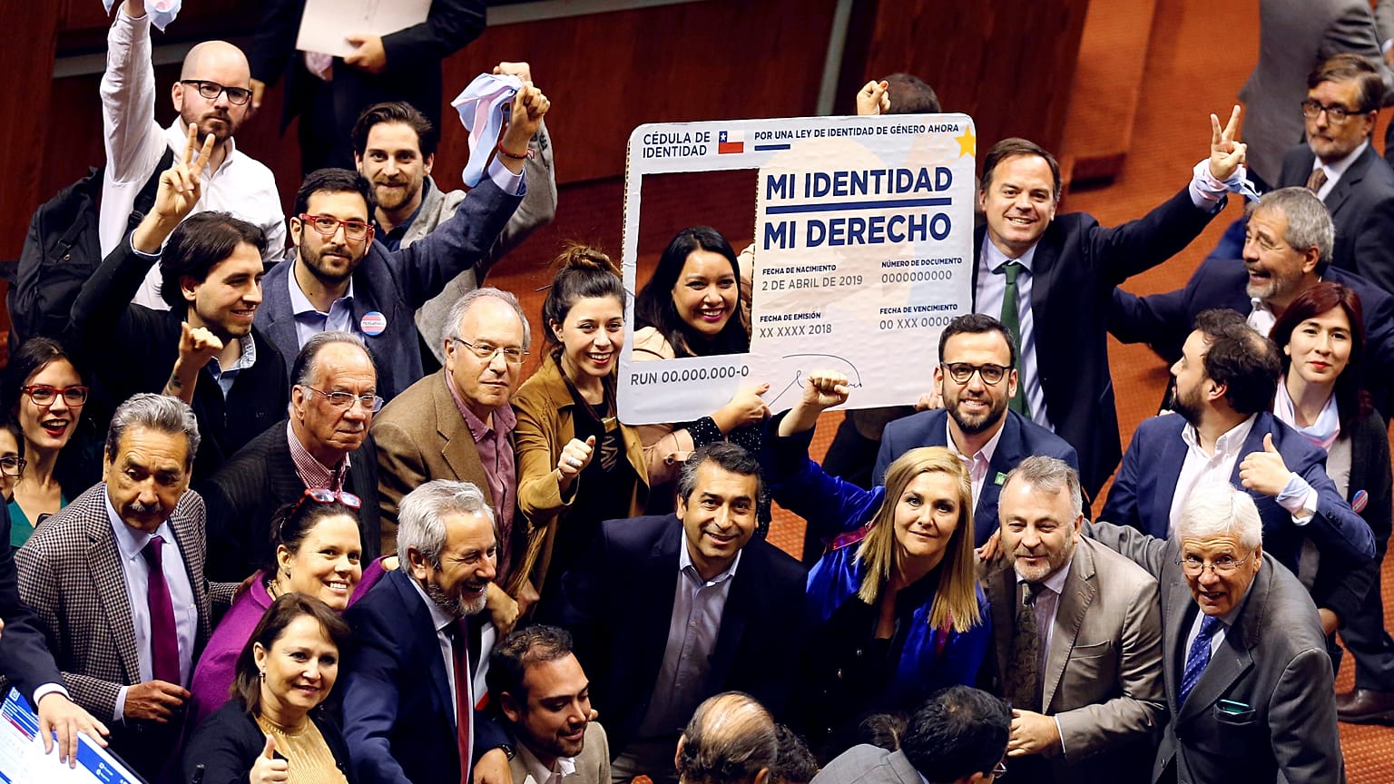Diputados celebran la aprobación del proyecto de Ley de Identidad de Género