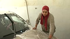 مصريتان تتحديان الرجال في مهنة غسيل وتشحيم السيارات