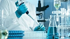 Noviçok testleri yapan laboratuarı hedef aldıkları belirlenen iki Rus vatandaşına sınır dışı