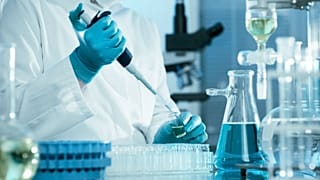 Noviçok testleri yapan laboratuarı hedef aldıkları belirlenen iki Rus vatandaşına sınır dışı