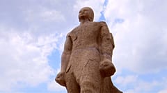 مصر تكشف عن مسلات وتماثيل عملاقة للملك المصري القديم رمسيس الثاني