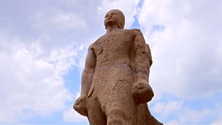 مصر تكشف عن مسلات وتماثيل عملاقة للملك المصري القديم رمسيس الثاني
