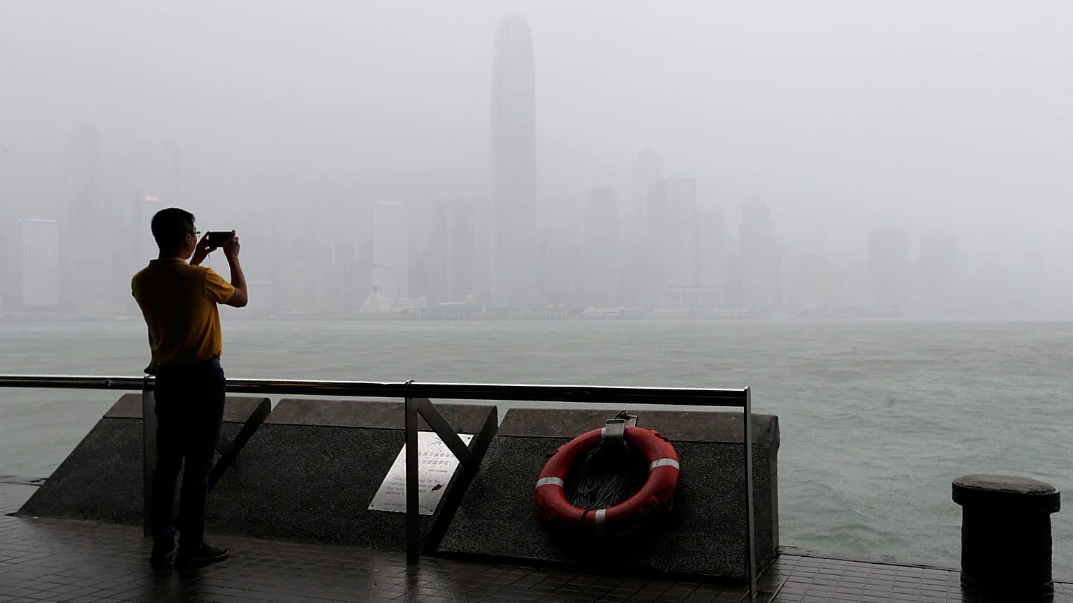 Typhon Mangkhut : 49 morts aux Philippines, la Chine attend son passage
