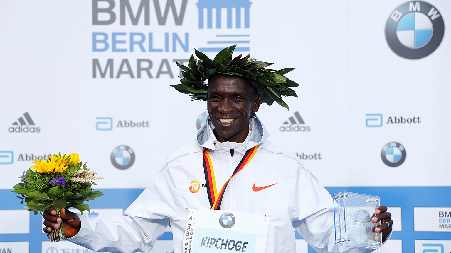 El keniano Kipchoge gana el maratón de Berlín con récord mundial en 2h.01:39