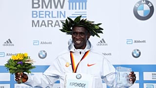 El keniano Kipchoge gana el maratón de Berlín con récord mundial en 2h.01:39