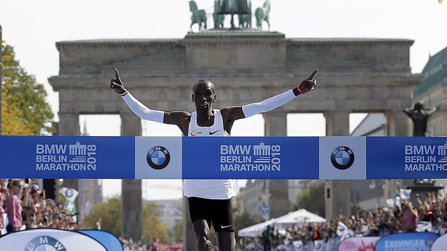 Megdöntötte a maratonfutás világrekordját Eliud Kipchoge